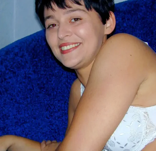 Aufmerksame Frau mit kurzem Haarschnitt, offen für eine klare Ansprache auf Augenhöhe