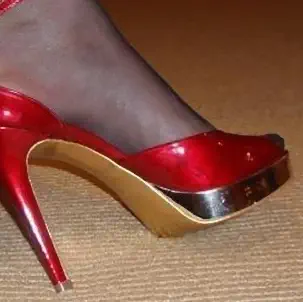 Nylonstrümpfe in roten High Heels