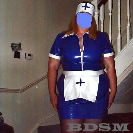 Dicke MILF im blauen Latexdress